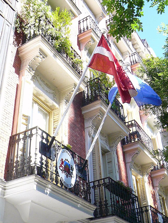 Fachada de la Embajada de Letonia en Madrid, lugar habitual de presentación de traducciones juradas