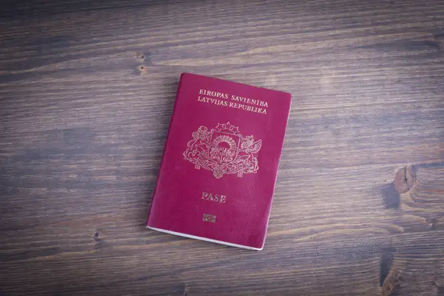 Traducción jurada de pasaporte letón al español con validez oficial
