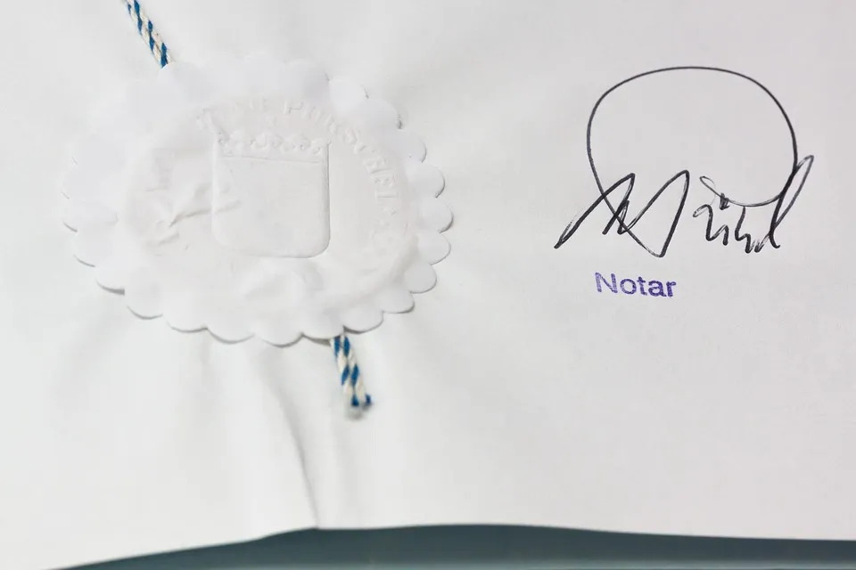 Documento con sello notarial en relieve, cuerda de seguridad y firma manuscrita asociado a traducciones legales y jurídicas en otro idioma.
